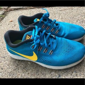 Nike Free Runs USED size 9